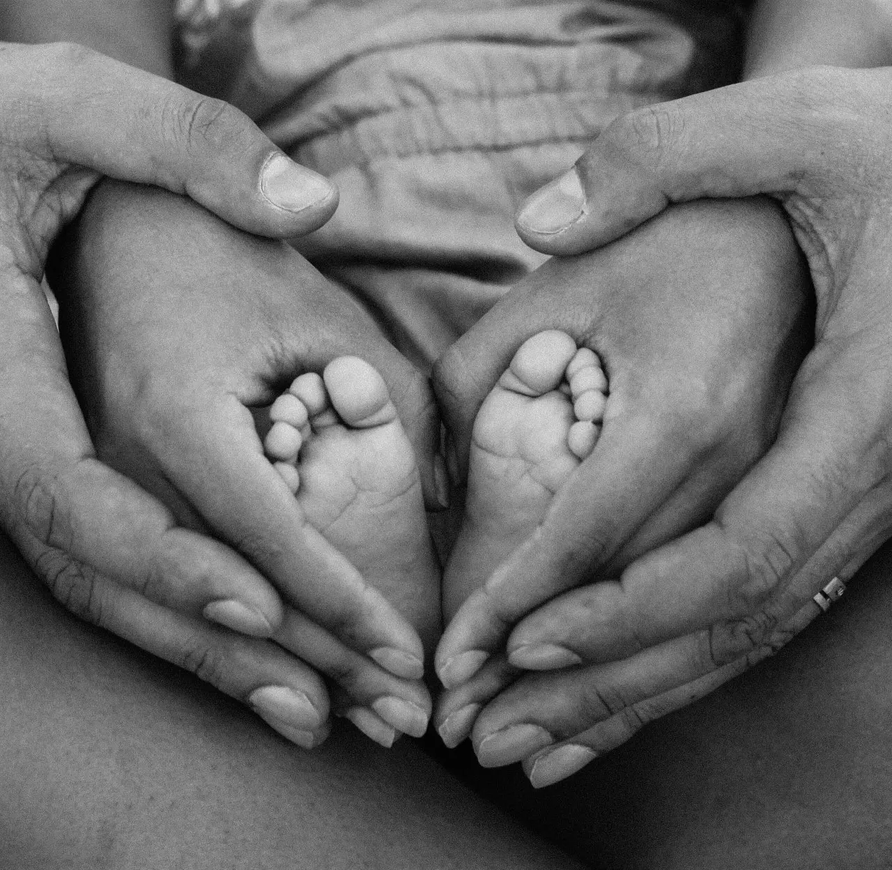 Mains d'une famille en noir et blanc